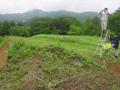 発掘前の状態を写真撮影（西から）の写真