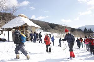 千葉家周辺の雪の上を歩く